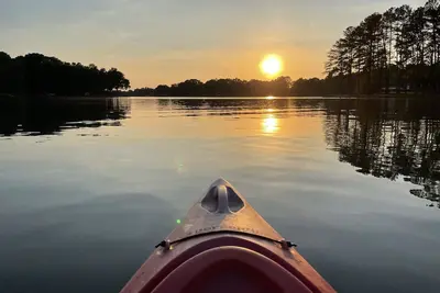 Image de Superbe propriété au bord du lac avec quai privé dans une zone sans sillage