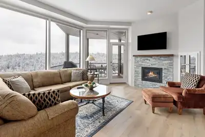 Image de Condo privé de deux chambres avec vue sur la rivière à Bend avec foyer au gaz et accès au centre de remise en forme.
