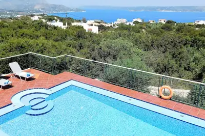 Image de Villa Maria, Plaka, La Canée. Très privé avec vue sur la piscine, la mer et la montagne.