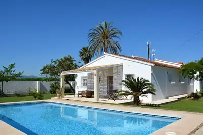 Image de Villa spacieuse avec piscine et jardin dans la mer idéale pour les familles. Wifi