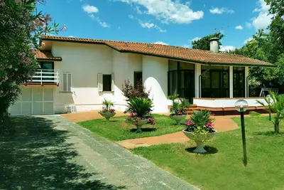 Image de Villa entourée de verdure, à 10 minutes de Forte dei Marmi et Viareggio. 3 km