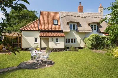Image de Jacuzzi, masseur, offre spa et chiens bienvenus au luxueux cottage Chocolate Box