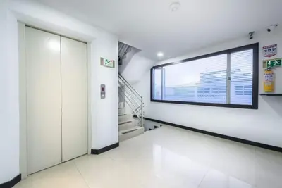 Image de Hébergement près de l'aéroport et du terminal, chambres confortables. Nous rendre visite