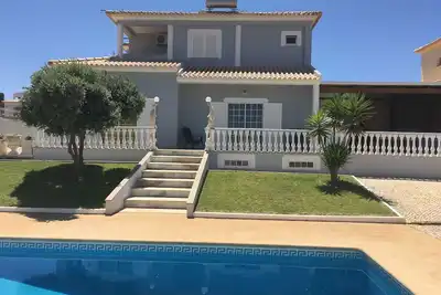 Image de Villa avec jardin et piscine