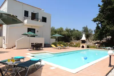 Image de Une villa moderne de 3 chambres avec une grande piscine et une bonne intimité mais proche des commodités
