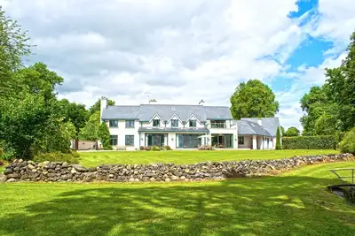 Image de Fabuleux Lakeshore House avec jetée privée sur Lough Derg