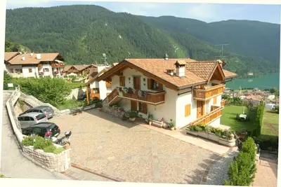 Appartements avec de grands balcons et des vues spectaculaires sur le lac Molveno ****