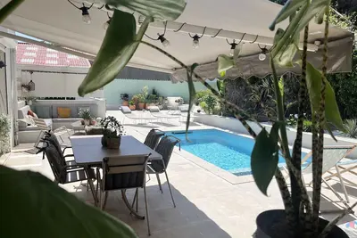 Image de Villa avec piscine et jardin proche centre ville!