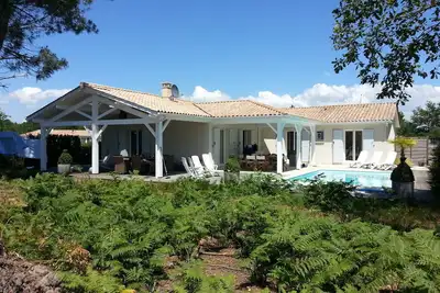 Image de Villa de luxe sur le lac, à côté de la forêt et à proximité de la plage.