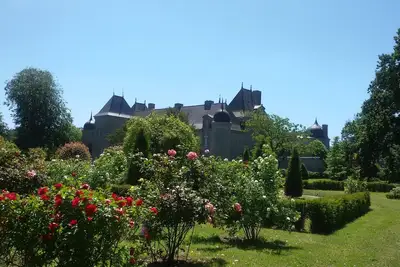 Image de Des vacances reposantes au Château avec son propre parc et ses paysages