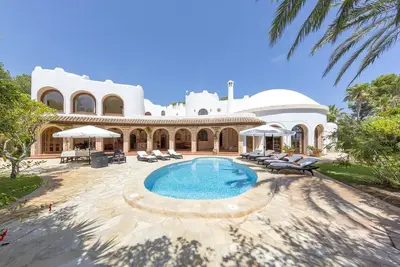 Image de Villa spacieuse avec un beau jardin, piscine privée sur la plage de Cala Llenya