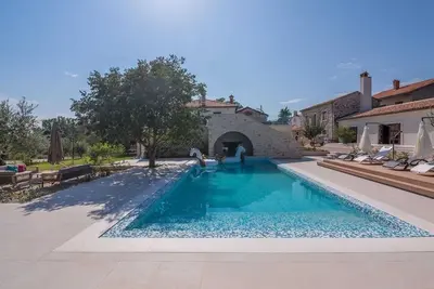 Image de Villa Love Umag avec piscine intérieure et extérieure