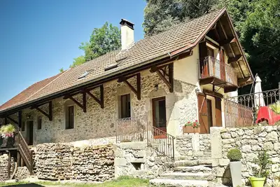 Image de Gîte 3 étoiles les Lodges de la Cascade Yenne, entre lacs et montagne, 6/8 pers