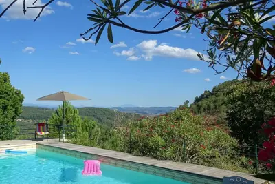 Image de Maison ardéchoise confort 4*, chambres climatisées, grande piscine, vue panoramique
