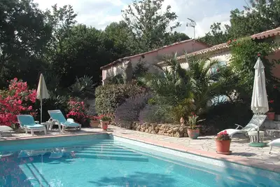Image de studio independant face a la piscine