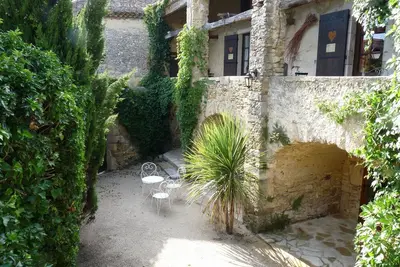 Image de Grand gîte dans superbe domaine provençal, L'Arbre d'Or, piscine et jardin.
