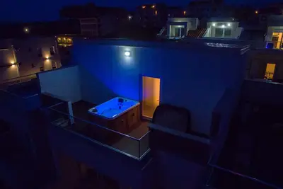 Image de Appartement de luxe Vip Tina No. 13, 4 chambres, propre jardin, parking gratuit, Jaccuzi