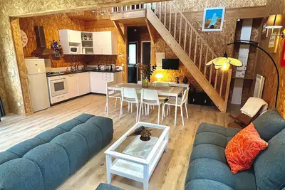 Image de Joli Chalet Bois • À 3 min à Pied de l'Océan 🌊