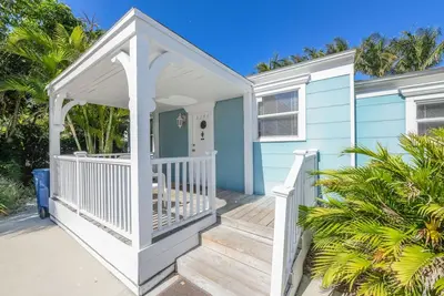Image de Emplacement merveilleux une maison en arrière de la plage. 6 couchages. Piscine privée.