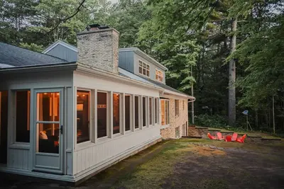 Image de Lake House avec 200 '+ façade en sable, 2 quais, feu de camp - tout inclus