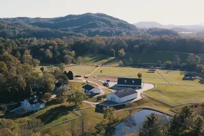 Image de The Horse Shoe Farm Estate - Hébergement de luxe pouvant accueillir jusqu'à 45 personnes