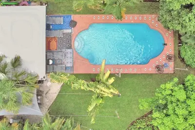 Image de Casa de rêve avec une piscine ensoleillée et un décor personnalisé