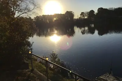 Image de Belle maison au bord du lac avec beaucoup d'espace pour se détendre