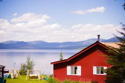 Image de Retraite de chalet au bord du lac Vintage Montana - Profitez de Big Sky Country sur l'eau!