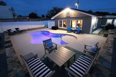 Image de Cottage confortable, piscine (chauffée / refroidie), Hear The Waves ~ 1/2 Block To The Sand