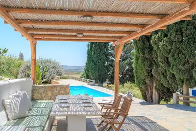 Image de Villa cycladique traditionnelle unique avec piscine
