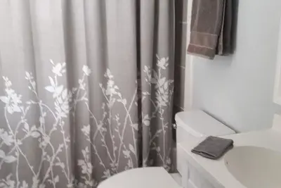 Image de Une chambre une salle de bain dans un quartier très agréable et calme