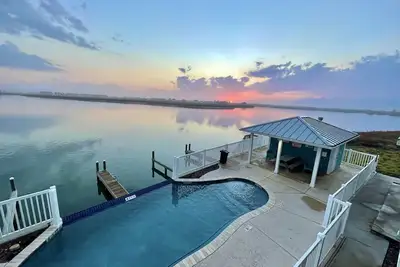 Image de Waterfront Harbor View Hideaway