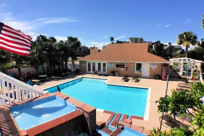Image de Condo Sandpiper Stay-Coastal avec piscine, salle de remise en forme, près de la digue!