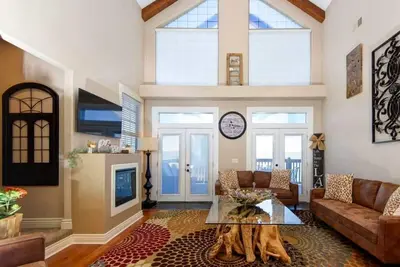 Image de Condo de luxe au dernier étage w \/ Loft - Vue imprenable sur le lac et piscine intérieure