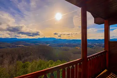 Image de Une maison pour les étoiles: des vues spectaculaires! Piscine du complexe. J'ai tout compris. Près de Dollywood et Pigeon Forge!