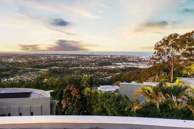 Image de Résidence de conception architecturale avec vue panoramique sur la côte ensoleillée