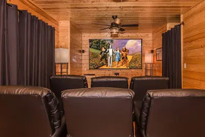 Image de Smoky Ridge Lodge: Vue sur la montagne, piscine du complexe! Cinéma maison, jeux, équipements haut de gamme, Wi-Fi. . .