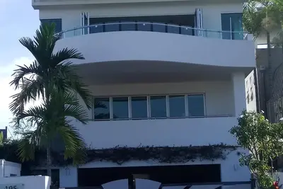 l'une des plus belles maisons privées de l'Esplanade Cairns, très bien située.
