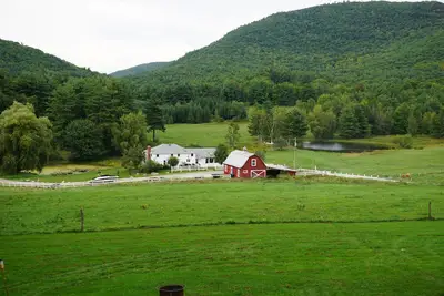 Image de 400 plus d'acres privés. Le célèbre air frais du Vermont. 2-14 personnes.