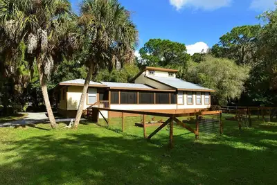 Image de Paix Et Spacieuse Vue Pond View Home Sur Le Ranch ÉQUIN
