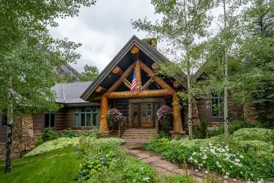 Image de Wild Rose Lodge avec une vue imprenable sur le tremble