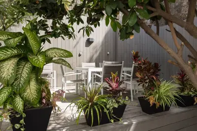 Image de Appartement contemporain avec terrasse privée au bord de la piscine - peut accueillir jusqu'à trois
