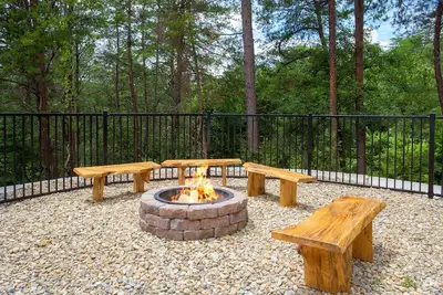 Image de Splendeur dans les Smokies: vue sur la montagne! Top commodités, salle de jeux, bain à remous, à proximité des attractions!