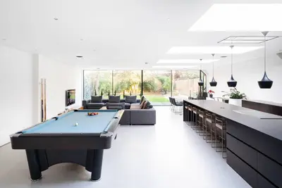 Image de Maison moderne de luxe à Londres avec de grands espaces, salle de sport, cinéma, billard, jardin