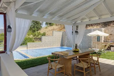 Image de Kampos Villa Iii, piscine chauffée de 50m2, installations pour barbecue, table de ping-pong!