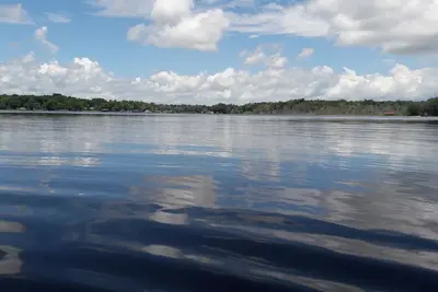Image de Belle maison de lac tranquille en Floride centrale