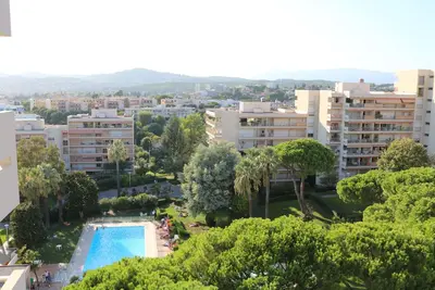 Image de Excellent appartement 2/3 chambres, Antibes, vue à 180 degrés sur la mer animaux bienvenus, pour 6 personnes