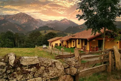 Image de Belles maisons rurales, entre la mer et la montagne. Paysages incroyables