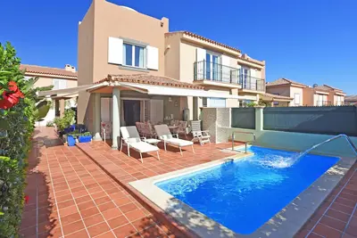 Image de Chalet with private pool in a prime location by the seafront promenade