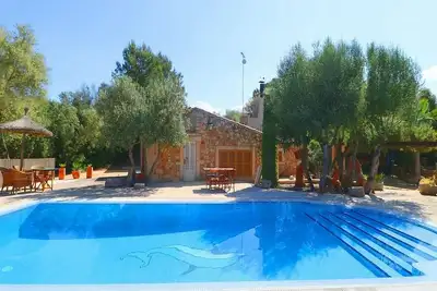 Une pittoresque Finca en pierre traditionnelle avec piscine privée dans un endroit calme à la campagne!